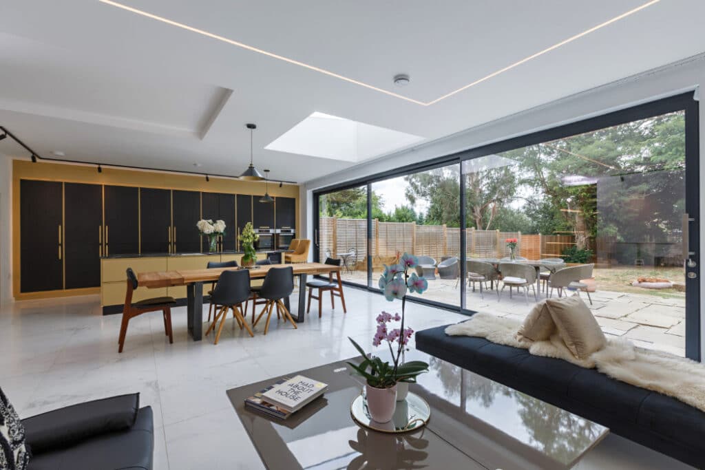 The 3-panel SVG20 sliding doors connect the house and garden